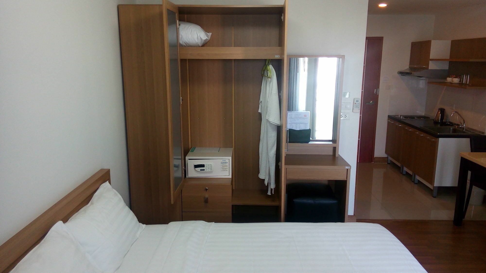 วินเนอร์ เซอร์วิส อพาร์ตเม้นท์ Aparthotel Si Maha Phot ภายนอก รูปภาพ